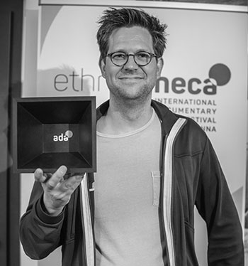 stefan-wolner Stefan Wolner mit dem Award ADA in der Hand