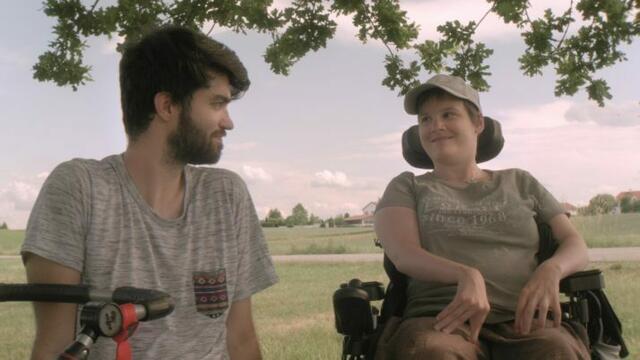 Lukas Ladner und Eva-Maria sitzen unter einem Baum
