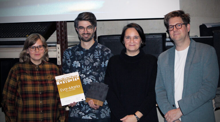 Eine Gruppe von Personen. Von Links nach Rechts: Hannah Wahl, Mabacher Award Gewinner Lukas Ladner, Natalie Schwager, Stefan Wolner