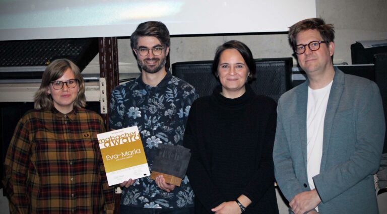 Eine Gruppe von Personen. Von Links nach Rechts: Hannah Wahl, Mabacher Award Gewinner Lukas Ladner, Natalie Schwager, Stefan Wolner