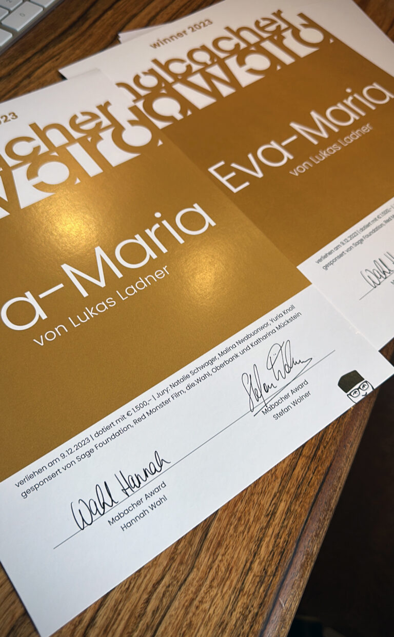 Mabacher Award Urkunden liegen auf dem Schreibtisch.