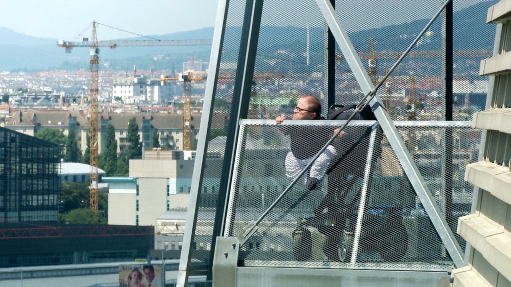 Martin Habacher schaut über die Stadt Wien.
