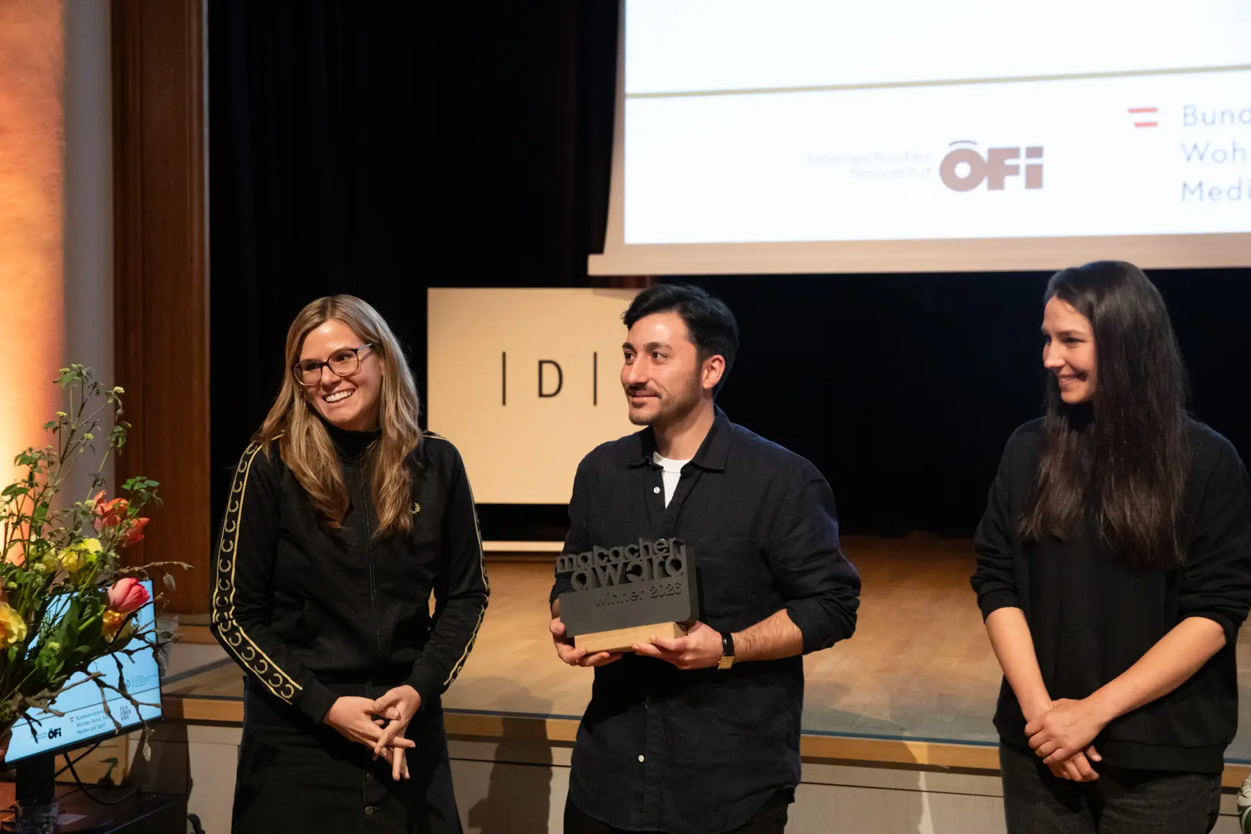 Mitgr&uuml;nderin Hannah Wahl und Preistr&auml;ger Tolga Karaaslan. Beide l&auml;cheln. Tolga Karaaslan h&auml;lt den Mabacher Award in den H&auml;nden.