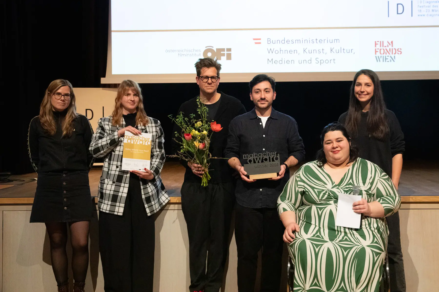 Preistr&auml;ger Tolga Karaaslan mit Leitungsteam Hannah Wahl, Cornelia Ohnmacht, Stefan Wolner und Jury-Mitglieder Simone Hart und Yuria Knoll.