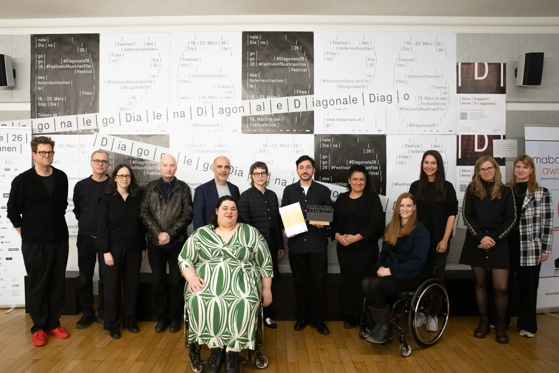 v.l.n.r.: Stefan Wolner, Leon Ilsen, Birgit Moldaschl, Matthias Hankel, Dominik Kamalzadeh, Claudia Slanar, Tolga Karaaslan, Mariya Menner, Simone Hart, Hannah Wahl, Cornelia Ohnmacht. Erste Reihe: Yuria Knoll und Barbara Sima-Ruml.