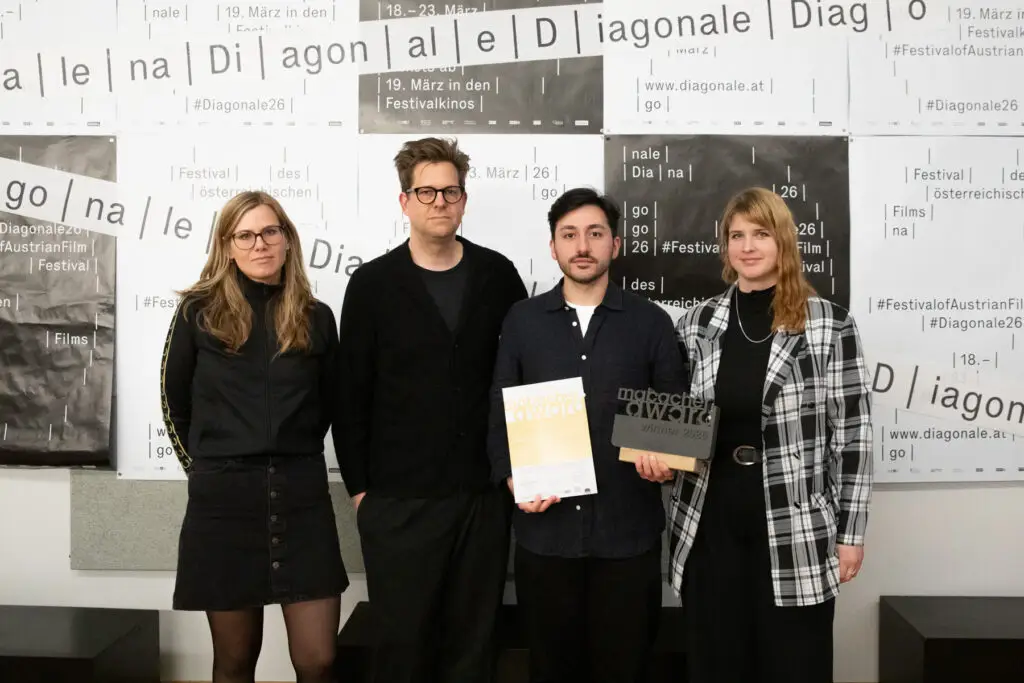 Hannah Wahl, Stefan Wolner, Tolga Karaaslan mit Urkunde und Preispokal und Cornelia Ohnmacht.